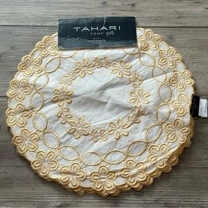 Tahari White Yellow Embroidered Round Set Of 4 Placemats New